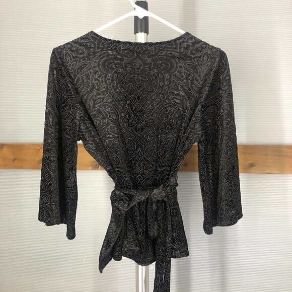 Cupcakes & CASHMERE NWT Black White Floral Velvet Open Shoulder Wrap Top Sz‎ S - Picture 5 of 7